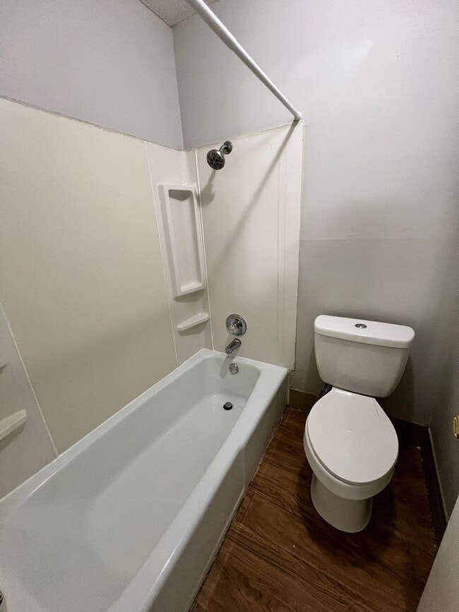 Building Photo - 2-Bed, 1-Bath Apartment with Garage Parking!