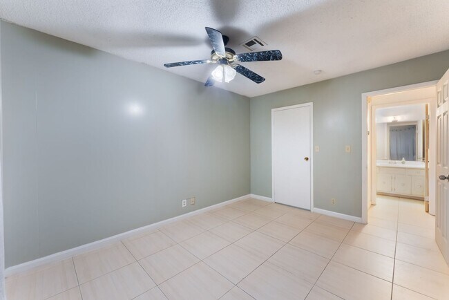 Building Photo - Two-bedroom, one bath single story townhou...