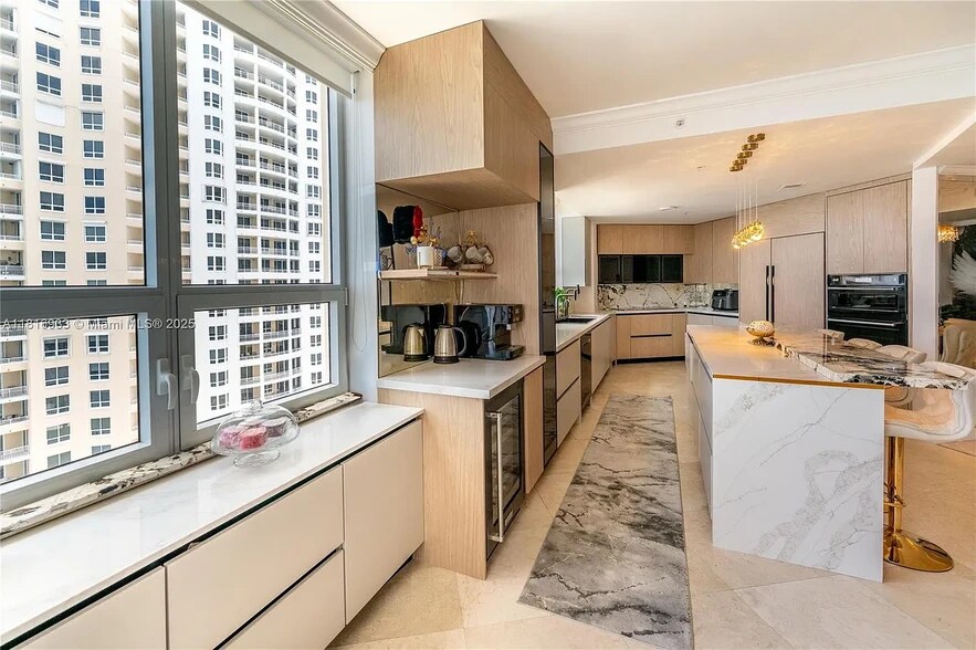 Building Photo - 848 Brickell Key Dr