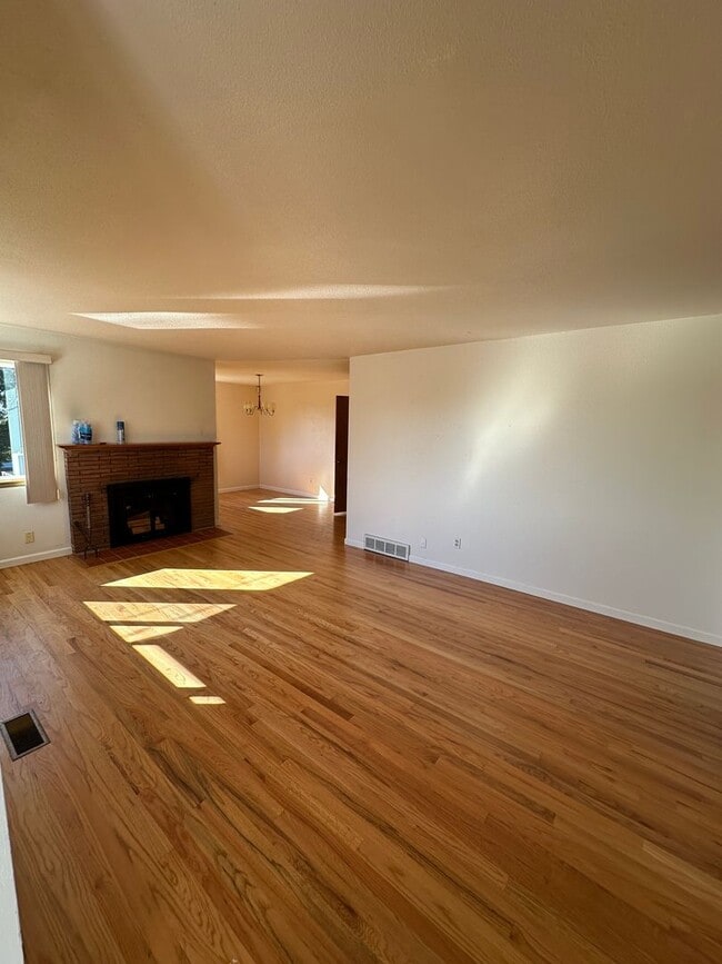 Building Photo - 3 Bedroom 1 bathroom home in Mukilteo