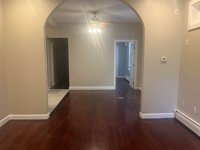 Building Photo - 633 37th St