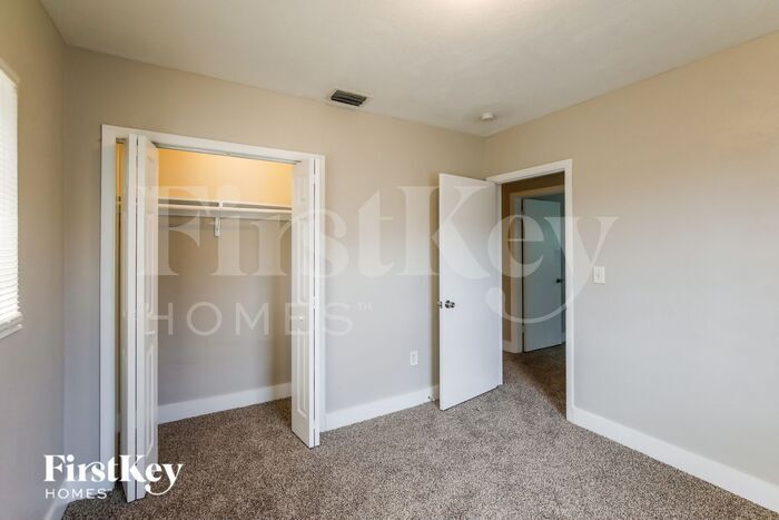 Building Photo - 810 NW 186th Dr