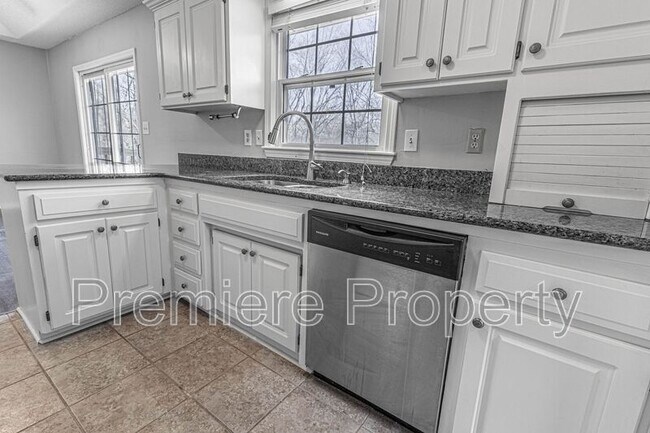 Building Photo - 1011 SW Lorman Dr