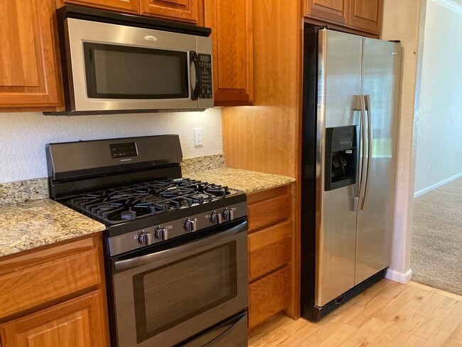 Building Photo - 2 Bedroom 2.5 Bath Townhome