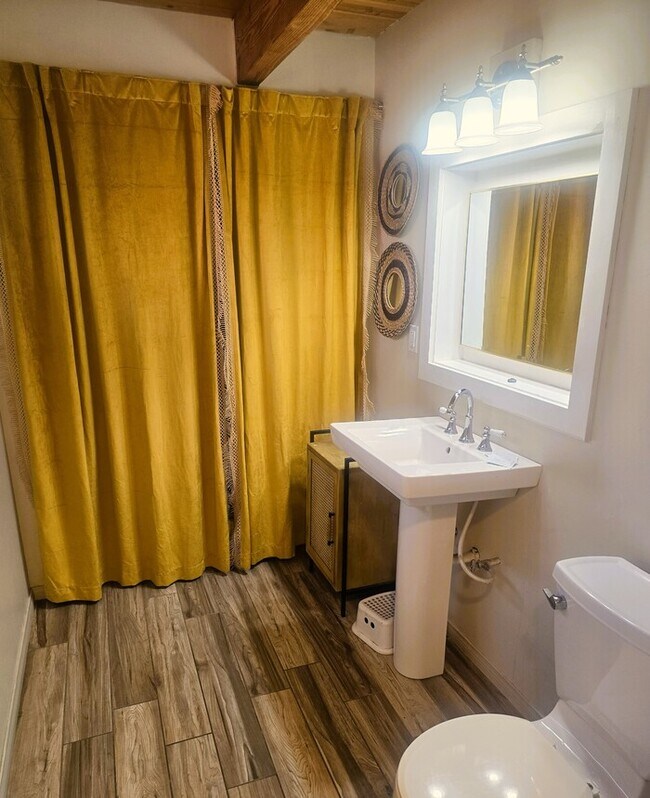 Building Photo - Charming 2 Bed / 1 Bath Cabin with Spa