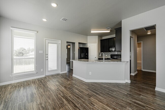 Building Photo - 611 Fallbrook Dr