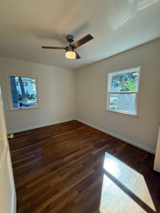 Building Photo - 4131 W Toluca Lake Ave