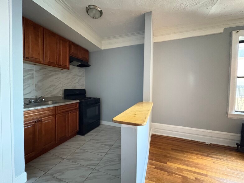 810 Broadway Ave 301 - 767 Broadway