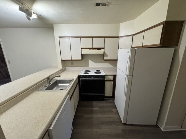 Building Photo - Blacksburg, 4 BR / 2 BA Available July 22