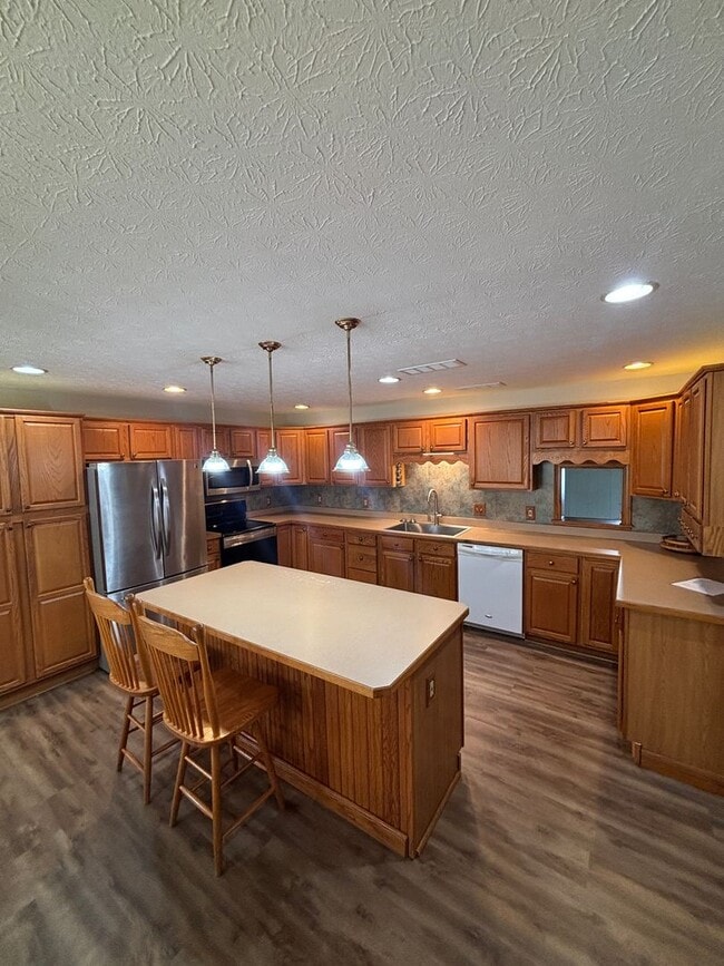 Building Photo - 4 Bedroom, 2 Bathroom House