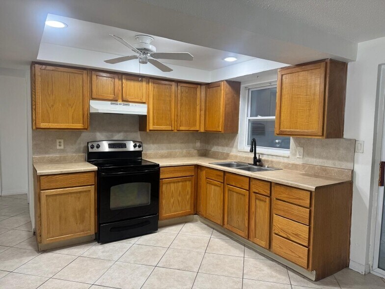 Building Photo - 7226 San Salvadore Dr