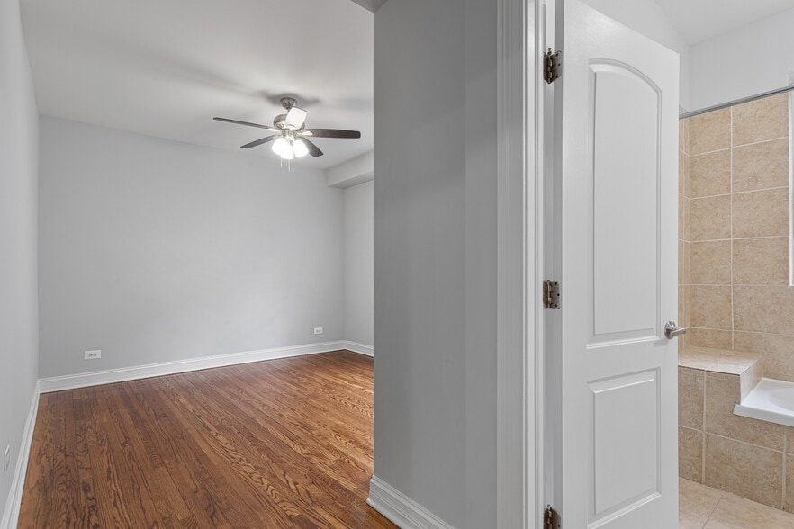 Building Photo - 2001 W Jarvis Ave