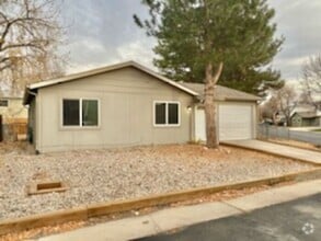 Building Photo - Cute 2 Bed, 1 Bath on a Large Corner Lot