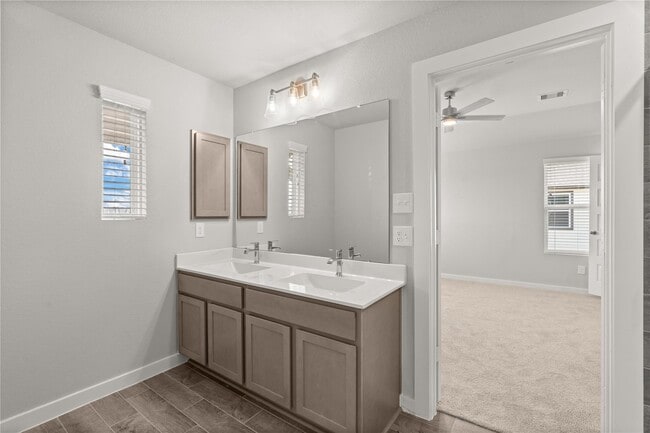 Building Photo - 2402 Village Side Trl