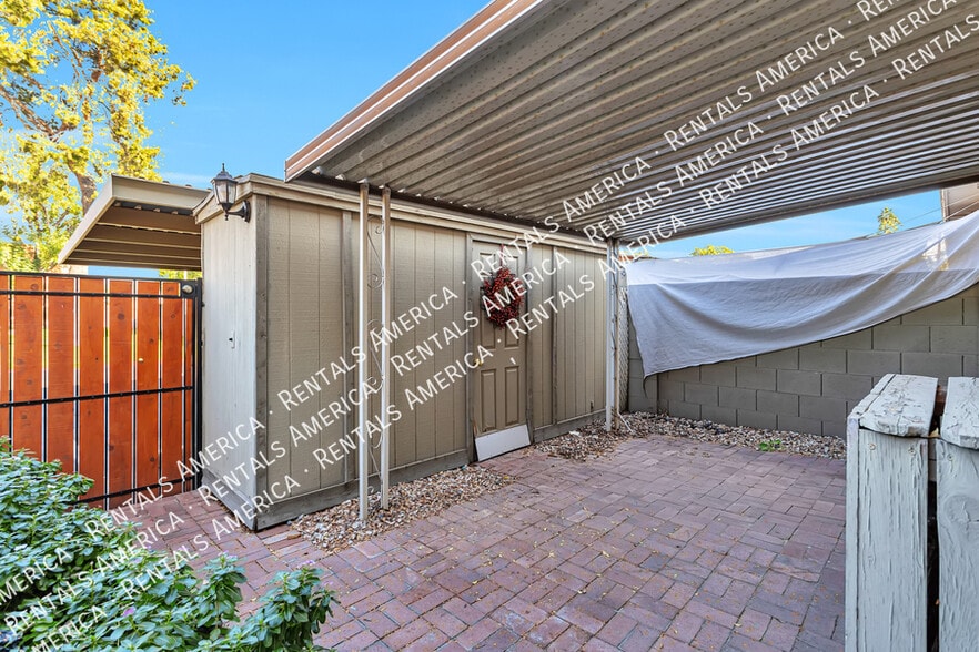 Building Photo - 2964 E Clarendon Ave