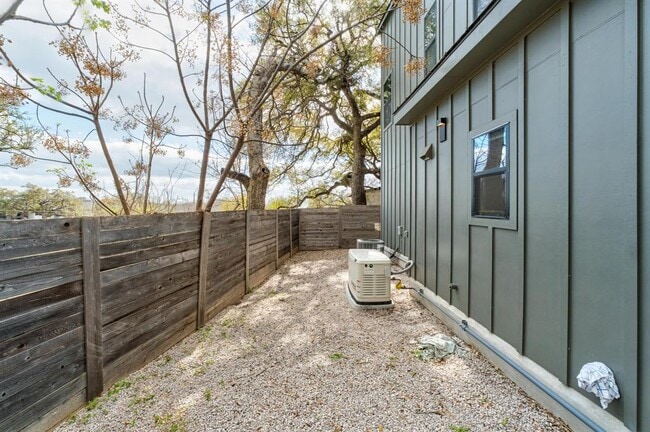 Building Photo - 1183 Oak Grove Ave