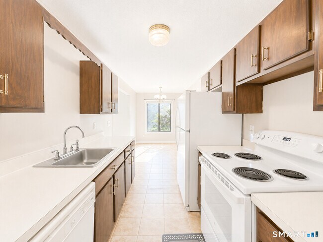 Building Photo - 10 Woodsedge Dr