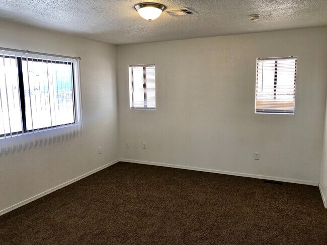 Building Photo - Spacious 2 Bedroom 2 Bath Home near River!