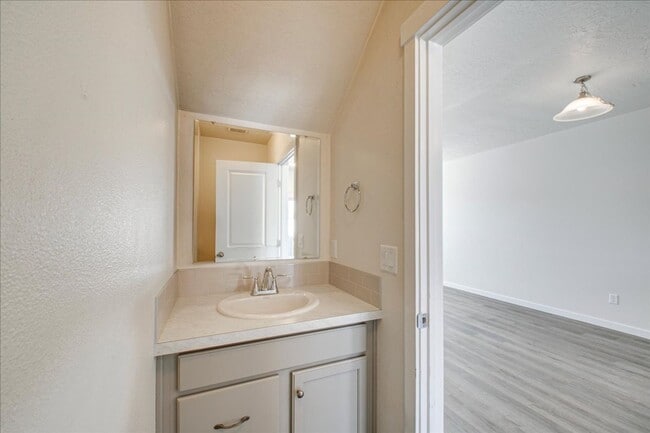 Building Photo - Townhome 2 bed / 2.5 bath in Boise!