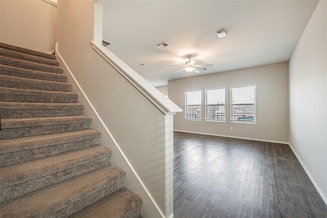 Building Photo - 108 Comet Dr