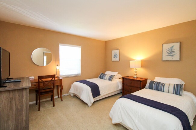 Building Photo - ** 2/2 CHARMING FURNISHED CONDO AT THE ISL...