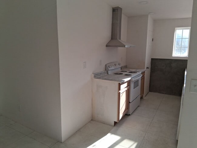 Building Photo - 4 bed, 2 bath, oversize 3 car garage for tradesmen, extra storage. tool trailers