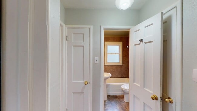 Building Photo - 2 Bed Home in Beaverdale area (Available March 15th)