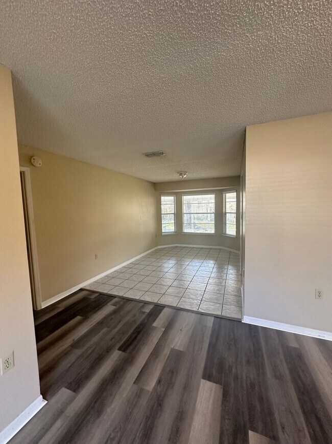 Building Photo - SPACIOUS 3 Bedroom, 2 Bathroom Ekana Point...