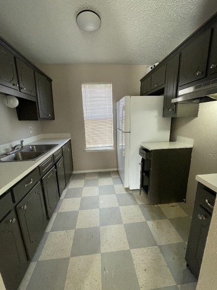 Building Photo - 127 Willow Brook Dr