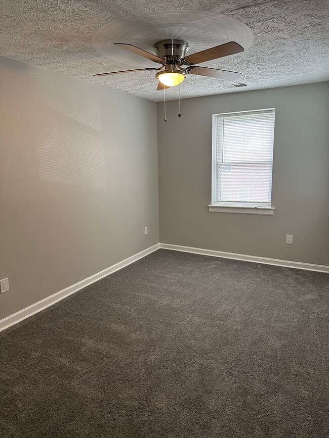 Building Photo - Adorable 2 bedroom, 1 1/2 bath duplex with...