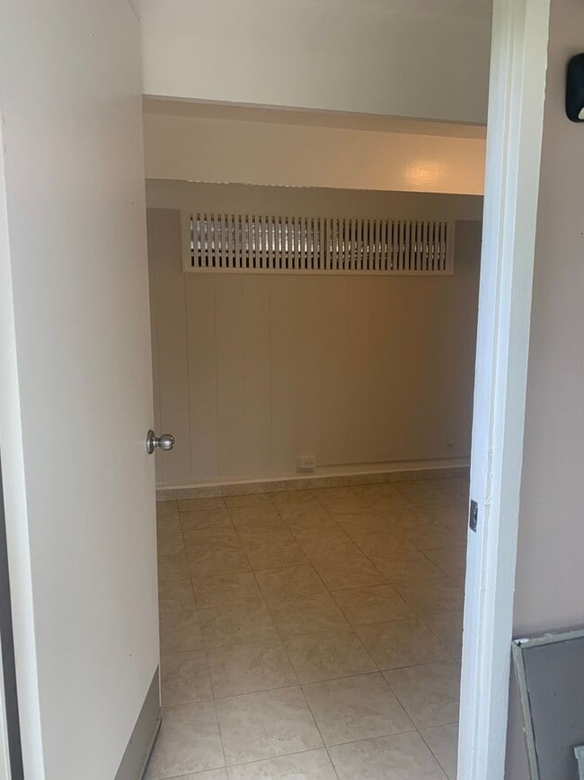 Building Photo - Steps From Kahala Beach Cute studio