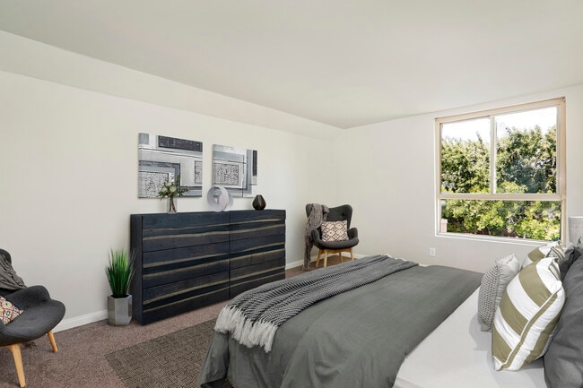 Building Photo - 5143 Bakman Ave