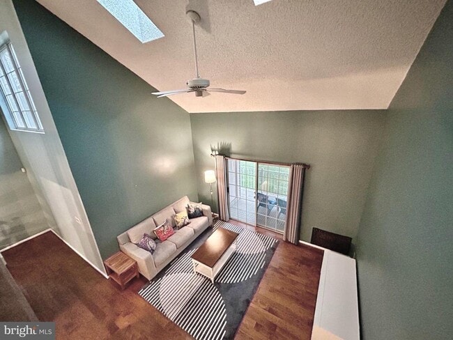 Building Photo - 904B Oliphant Ln