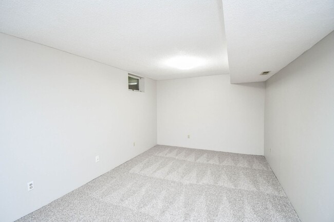 Building Photo - 705 N Montgomery Ct
