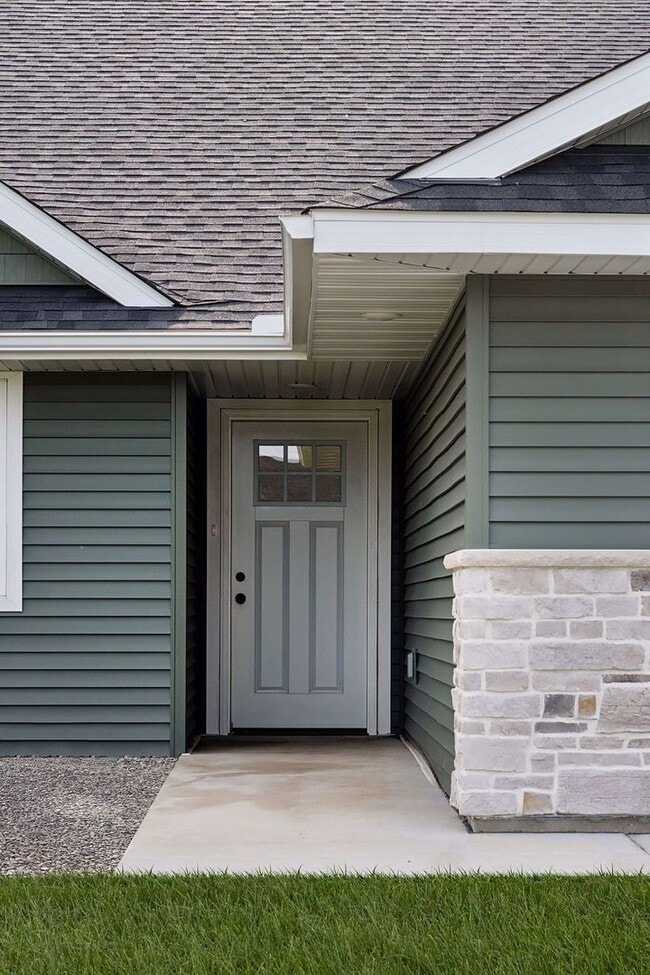 Building Photo - 3 Bedroom Twin Home With Extras