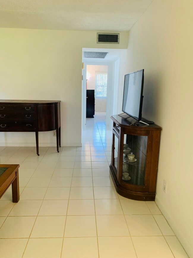 Building Photo - 5 Mansfield A