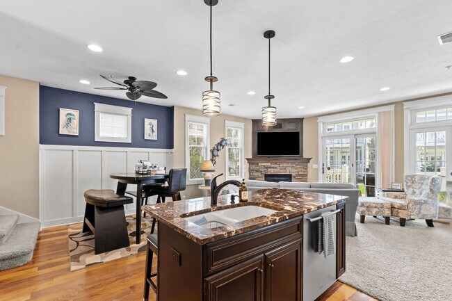 Building Photo - 807 Lake St