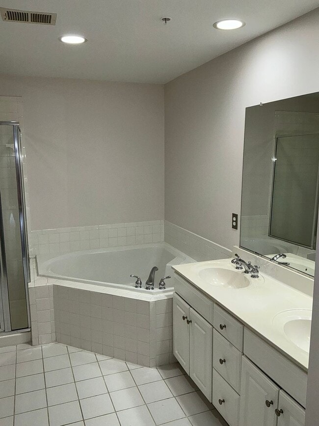 Building Photo - Beautiful 4BR 4.5BA 4 level townhome with 2 car attached garage located in the Fallsgrove Community