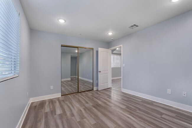 Building Photo - Beautiful 4 Bed / 3 Bath apartment with PARKING & IN-UNIT LAUNDRY!