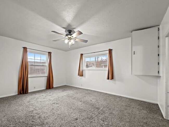 Building Photo - Peaceful northside home