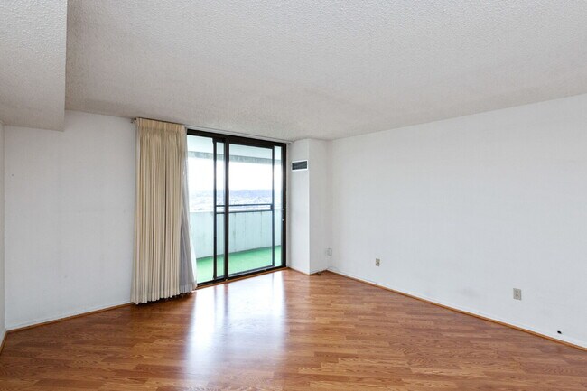 Building Photo - Amazing Opportunity to Rent this well Main...