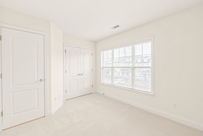 Building Photo - (Coming Soon) Newly Renovated Townhome Oas...