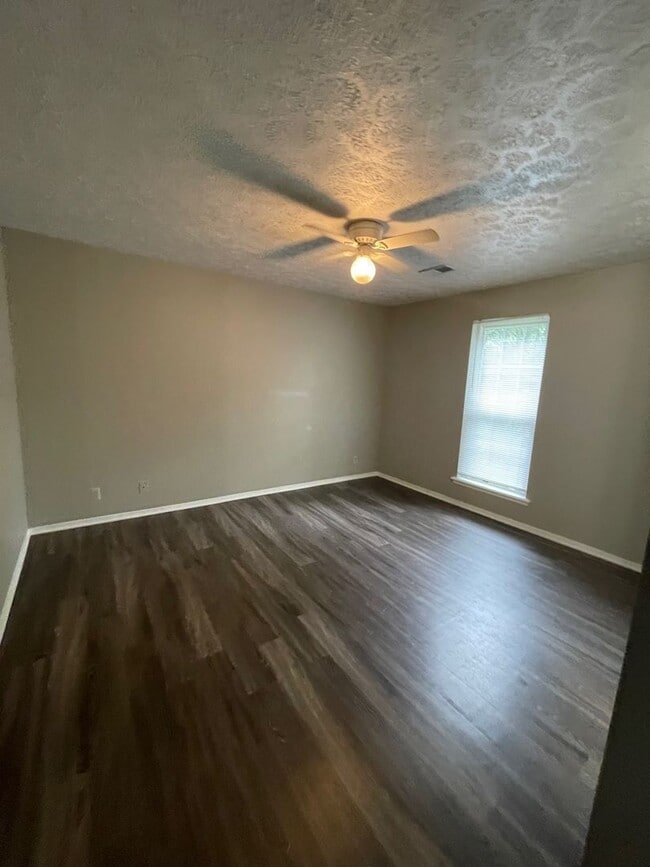 Building Photo - Cute 3 bed condo in great Hermitage location!