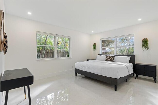 Building Photo - 1409 NE 2nd Ave