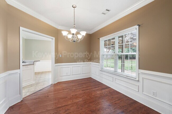 Building Photo - 4890 Somerset Dr