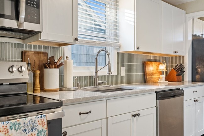 Building Photo - 2Bed/2Bth in Vancouver