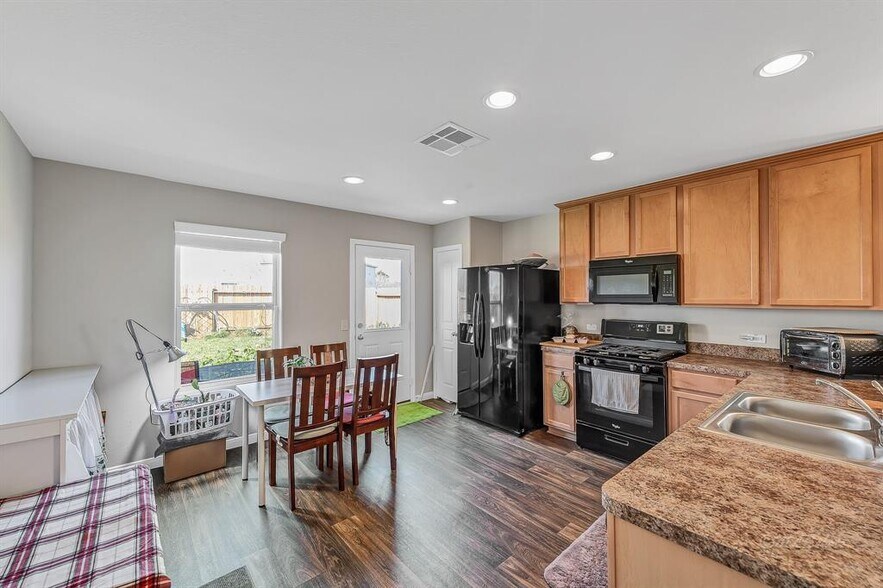 Building Photo - 1617 Perennial Ln