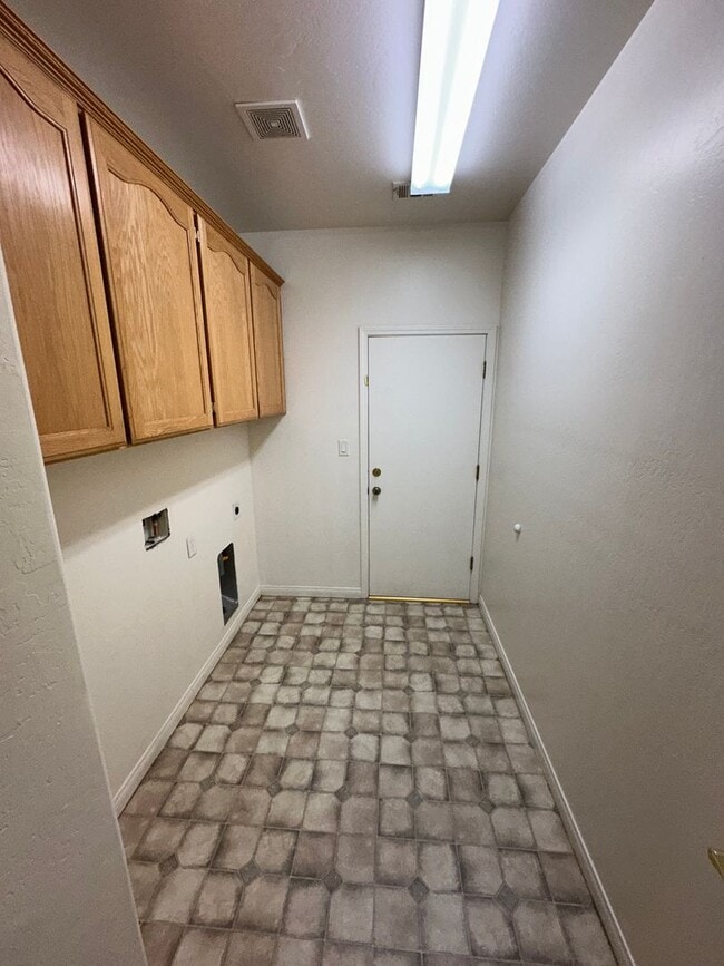 Building Photo - Spacious and inviting 4-bedroom, 2-bathroom home in a desirable Bakersfield neighborhood!