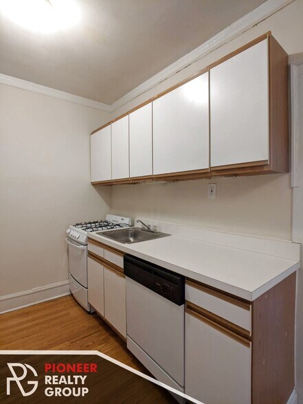 Building Photo - 1446 W Byron St