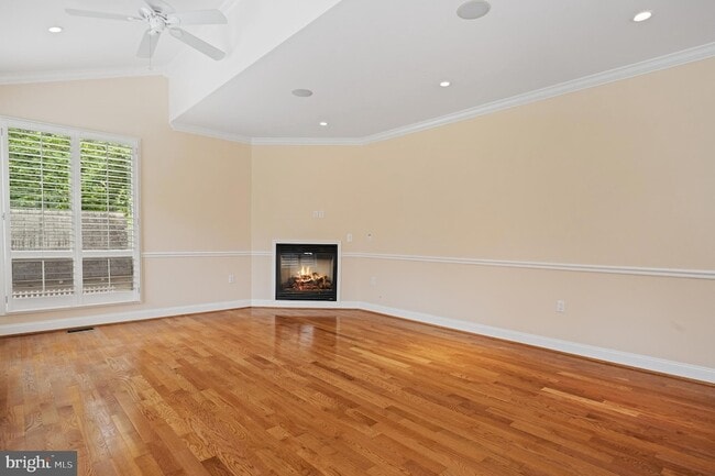 Building Photo - 5905 Lone Oak Dr